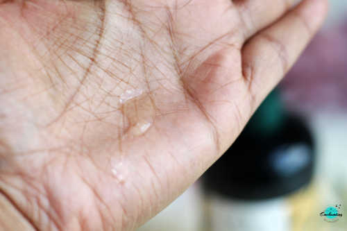 Texture of The Body Shop ginger anti-dandruff shampoo review for dry, oily, flaky scalp and hair.